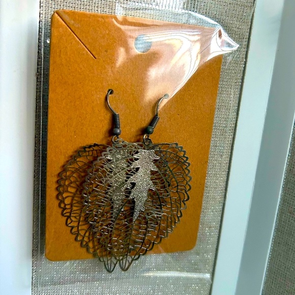 Price Drop!!!! Silver Cutout Filigree Leaf Drop Earrings - Picture 6 of 7